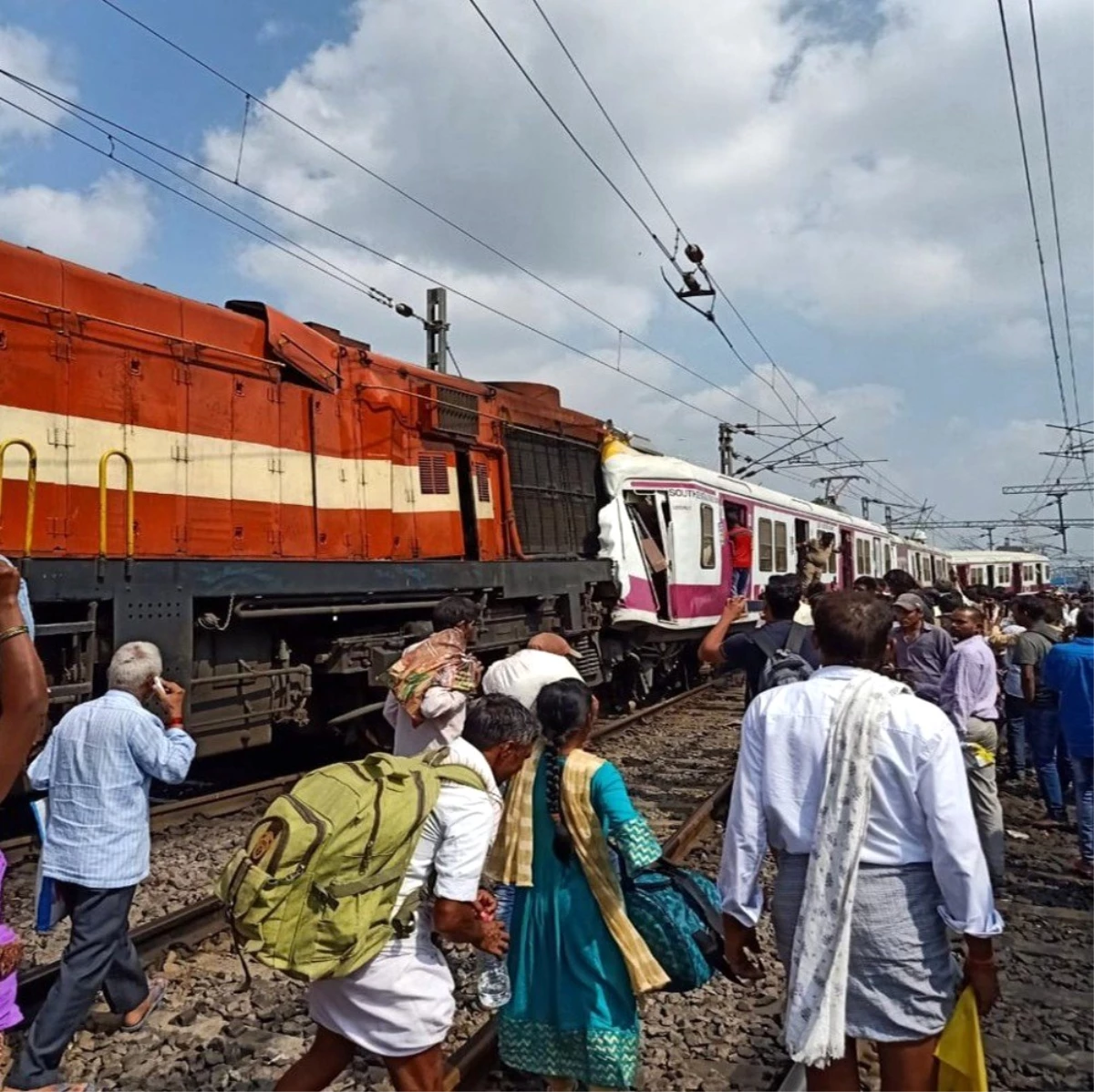 Hindistan\'da iki tren çarpıştı: 12 yaralı