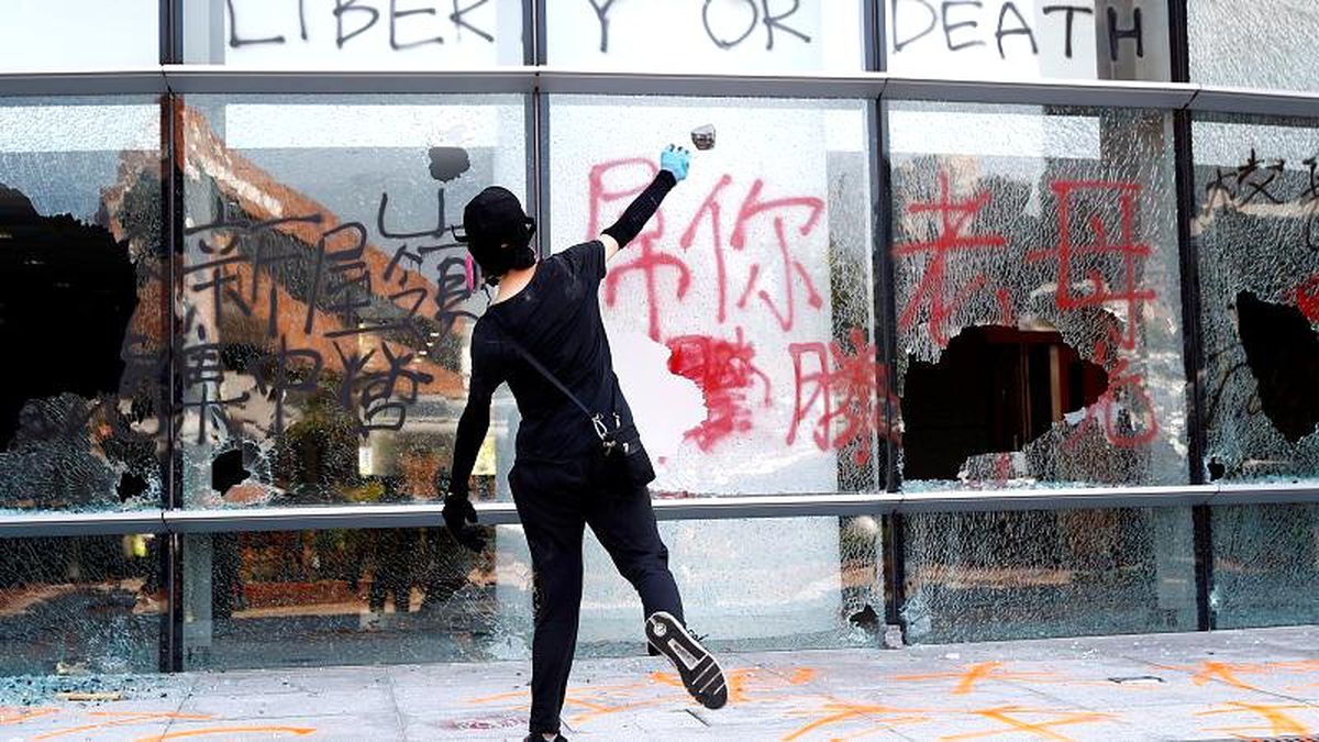Hong Kong\'da polisin eylemciyi gerçek mermiyle yaraladığı an kamerada