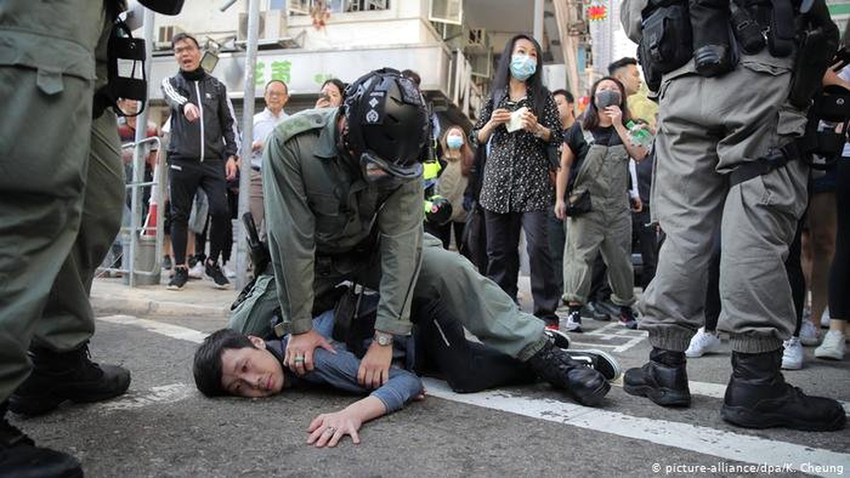 Hong Kong polisi canlı yayında gösterici vurdu
