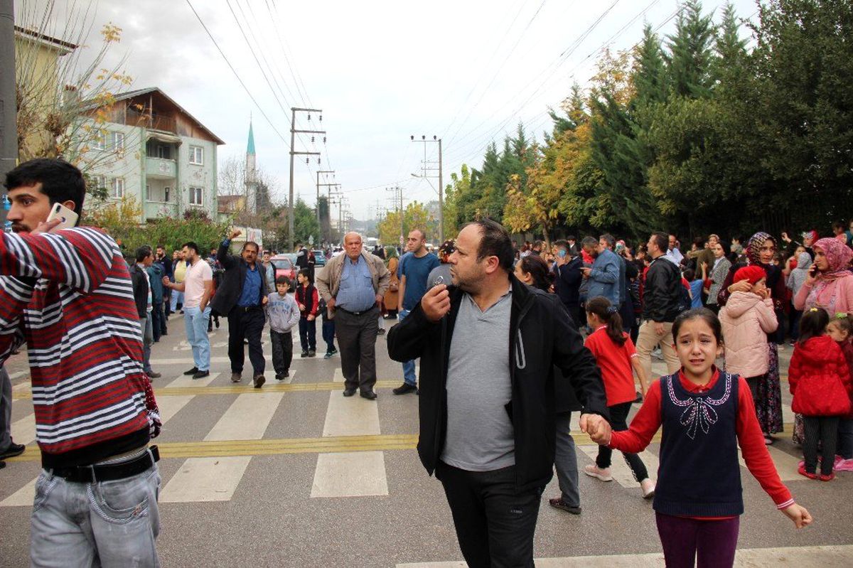 İşçilerin kaldığı prefabrike bina yandı yanındaki okul tahliye edildi