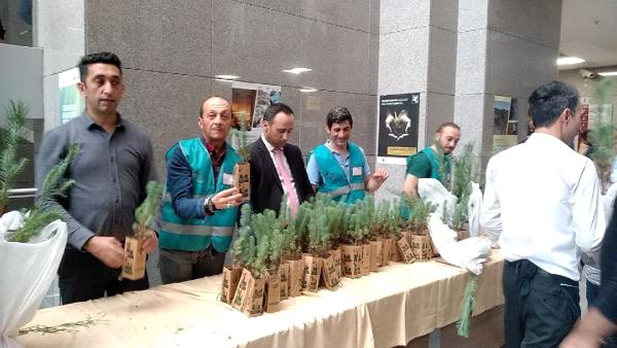 İstanbul Adalet Sarayı\'nda fidan dağıtıldı