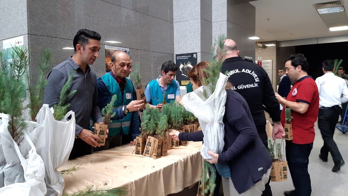 İstanbul Adalet Sarayında bin fidan dağıtıldı