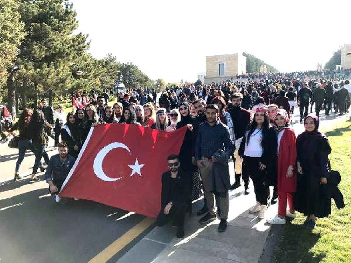 İstanbul Rumeli Üniversitesi öğrencileri Ata\'nın huzurunda