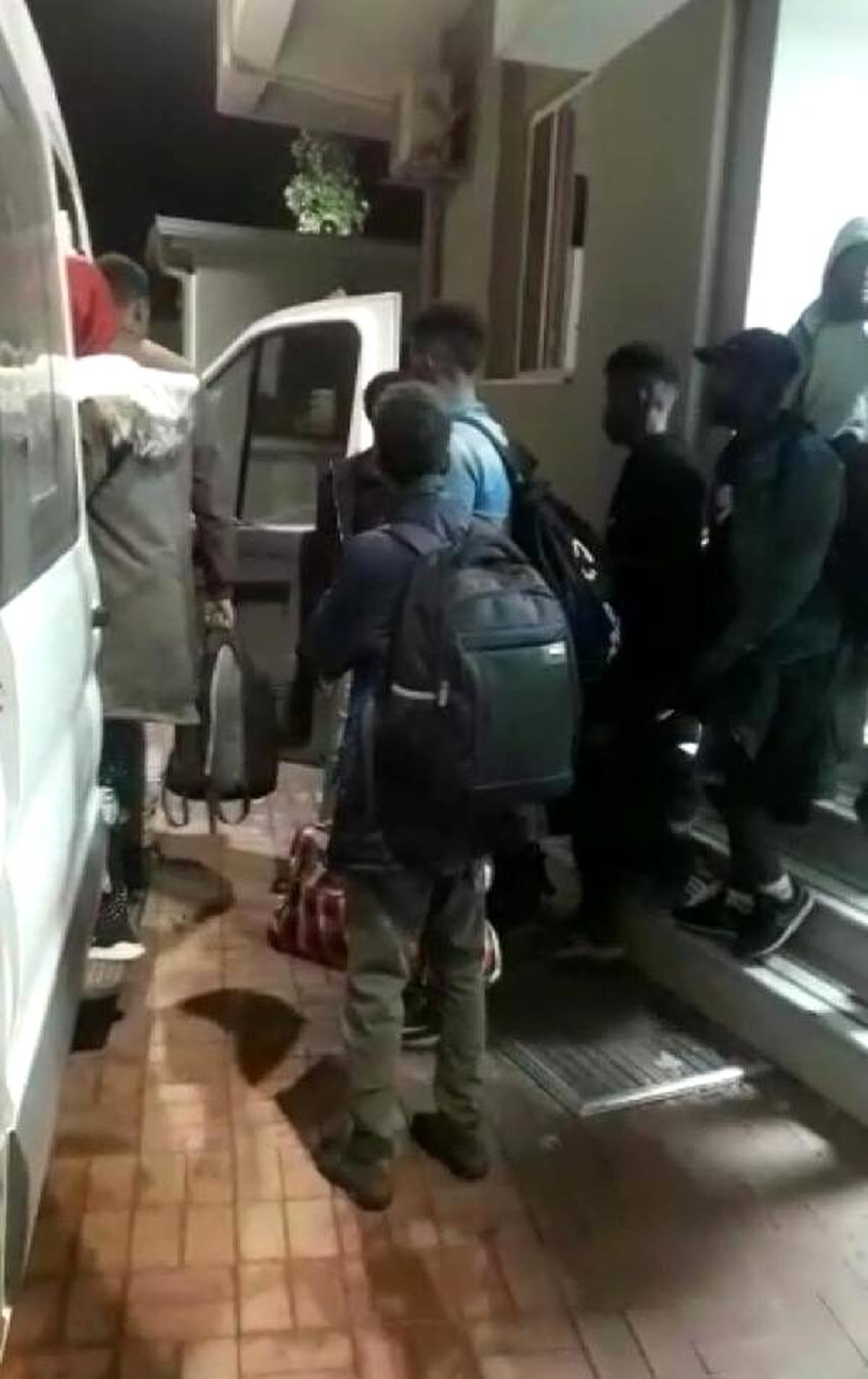 İzmir\'de 22 kaçak göçmen ile 5 organizatör yakalandı