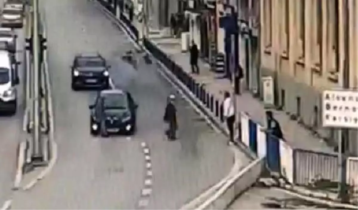 İzmir\'de otomobilin yayaya çarpma anı güvenlik kamerasında