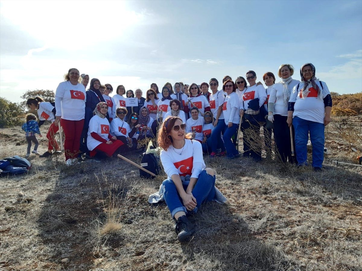 Kadınlardan fidan dikimine örgülü destek