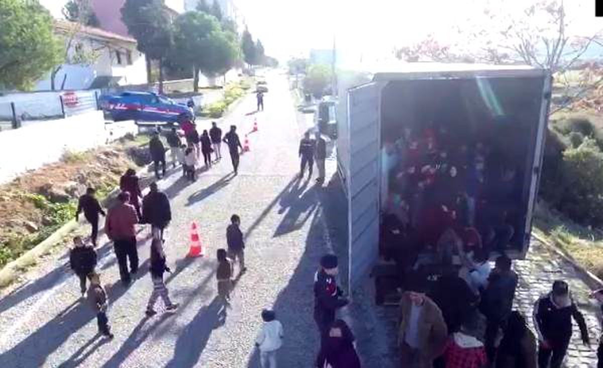 Kapalı kasa kamyondan 82 kaçak göçmen çıktı