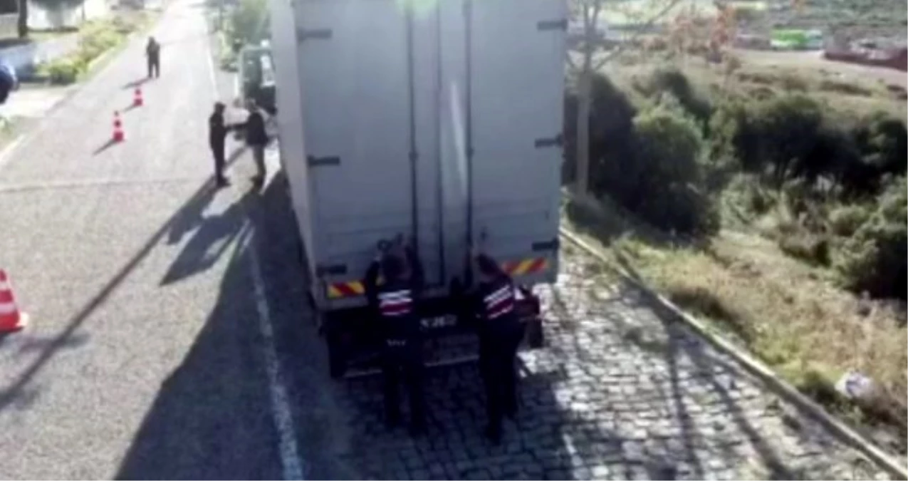 Kapalı kasa kamyondan 82 kaçak göçmen çıktı