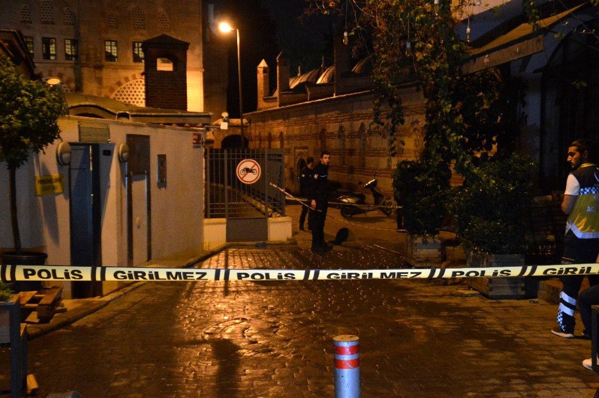 Karaköy\'de cami yanında şüpheli erkek cesedi