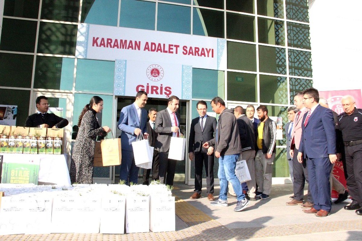 Karaman adliyesinde vatandaşlara fidan dağıtıldı