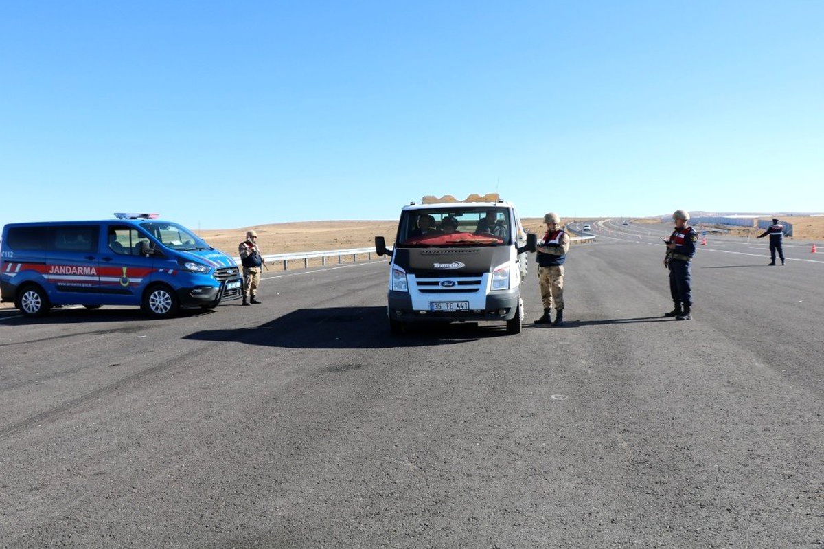 Kars\'ta 354 jandarmanın katılımıyla uygulama yapıldı