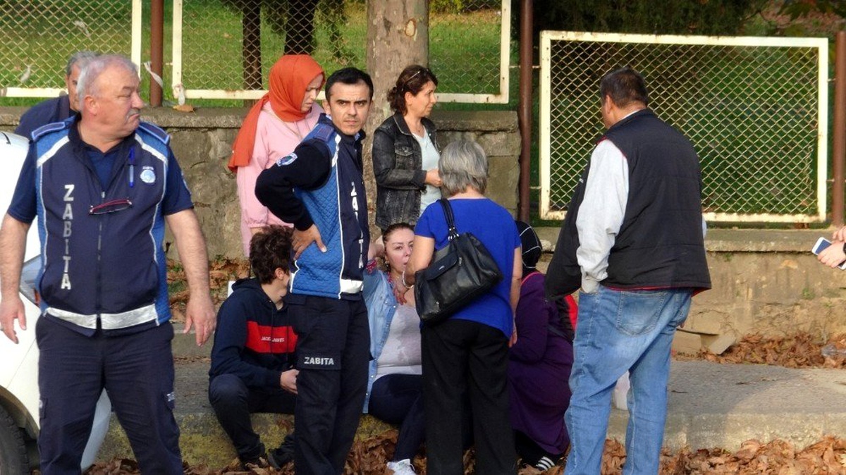 Kaza yapan sürücü kaldırıma oturup ağladı