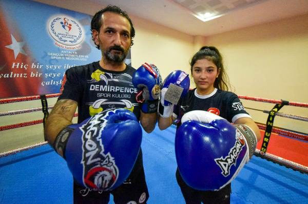 kız ringde rakip tanımıyor