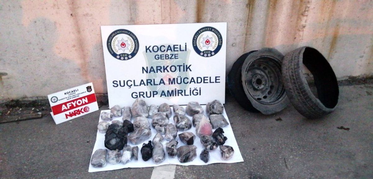 Kocaeli\'de aracın yedek lastiğinden 21 kilo uyuşturucu çıktı