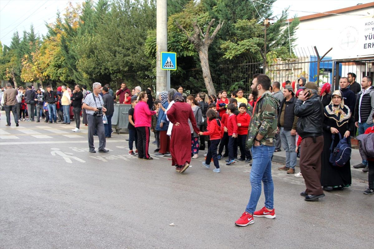 Kocaeli\'de bahçesindeki prefabrik yanan okul tatil edildi
