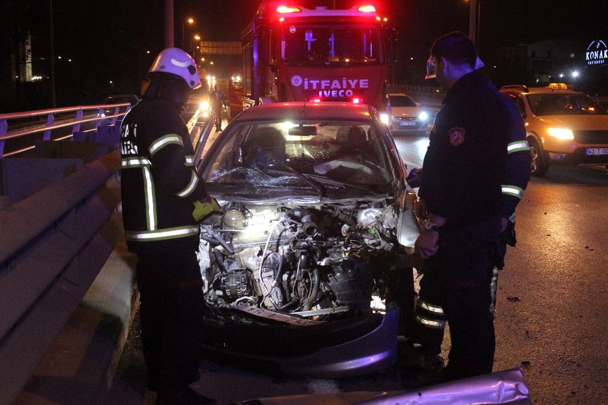 Kocaeli\'de otomobil kamyonete çarptı: 2 yaralı