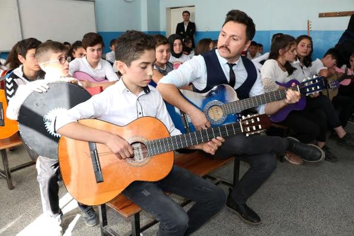 \'Konservatuar\'a dönüştürdüğü okulda öğrencilerin hayalleri değişiyor