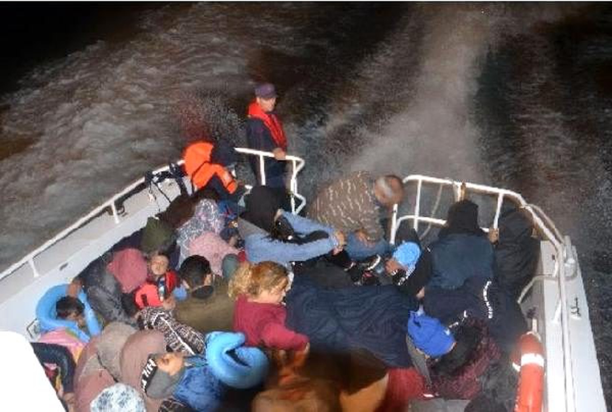 Kuşadası\'nda 36\'sı çocuk 68 kaçak göçmen yakalandı