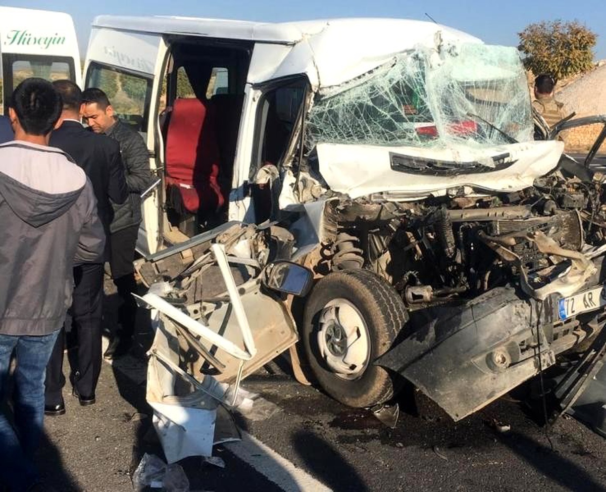 Mardin\'de öğrenci servisi tırla çarpıştı: 3\'ü ağır 8 yaralı