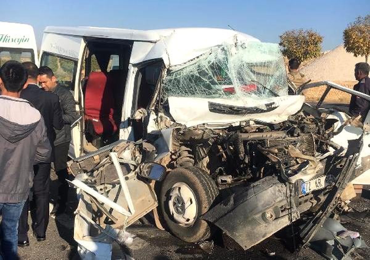 Mardin\'de öğrencileri taşıyan minibüs kamyona çarptı: 14 yaralı