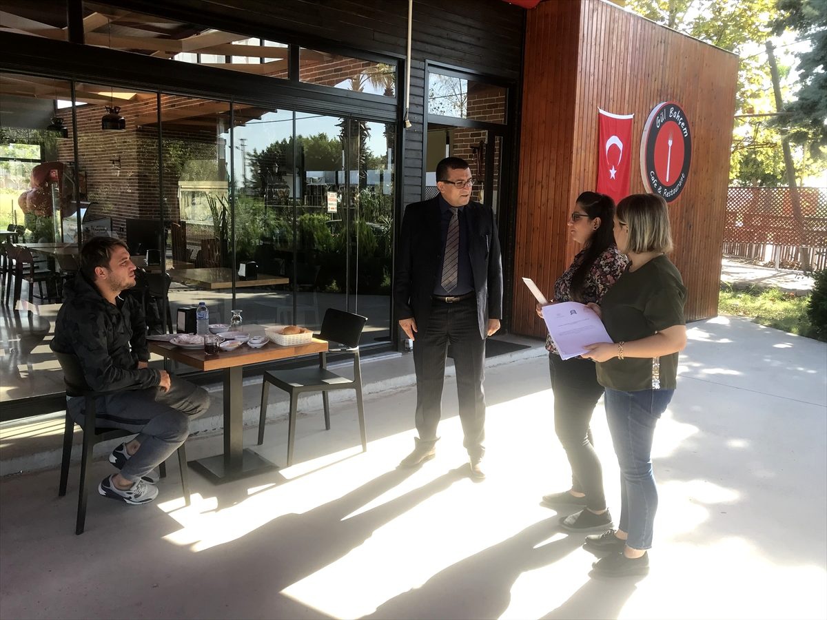 Masalardan tuzlukları kaldırarak destek verdiler