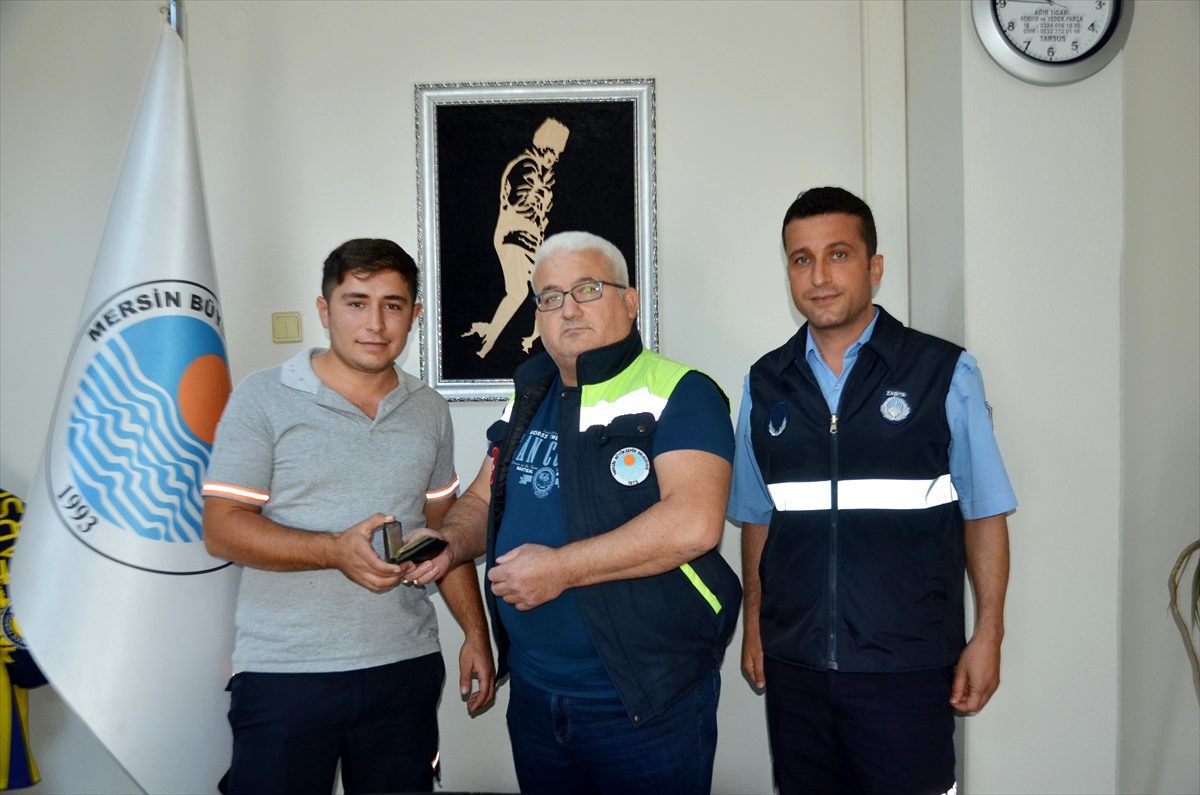 Mersin\'de belediye personeli bulduğu cüzdanı sahibine ulaştırdı
