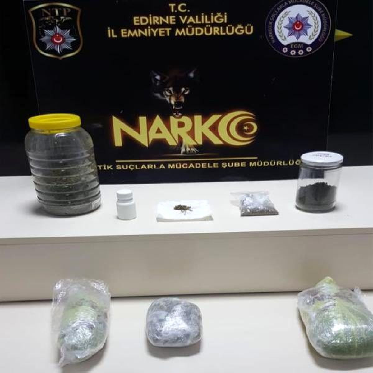 Önce aracından attığı kağıtta, sonra evinde esrar ele geçirildi