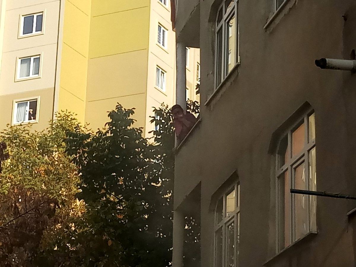 (ÖZEL) Esenler\'de yangında mahsur kalan kadın itfaiye ekipleri tarafından kurtarıldı
