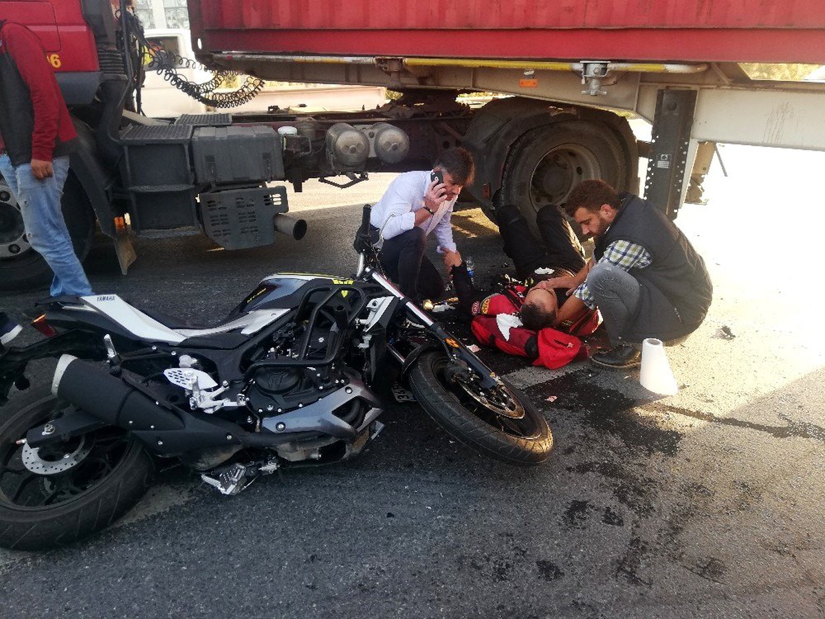 (Özel Yasak yerden dönüş yapan tıra motosiklet çarptı: 1 yaralı