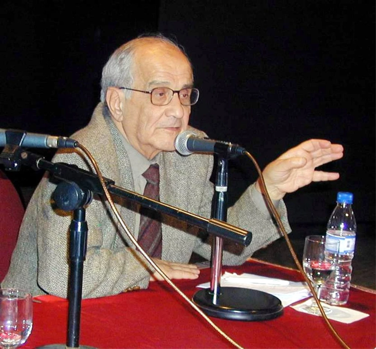 Prof. Dr. Mümtaz Soysal vefat etti