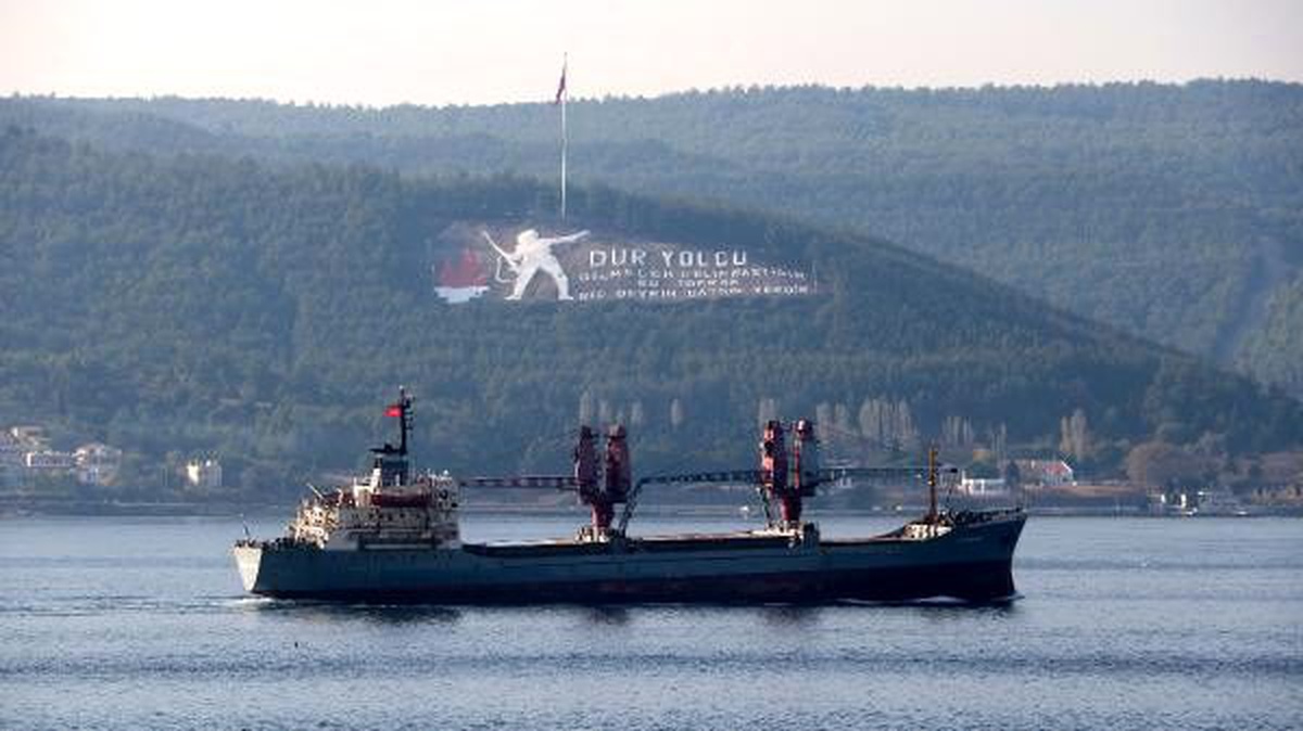 Rus askeri kargo gemisi, Çanakkale Boğazı\'ndan geçti