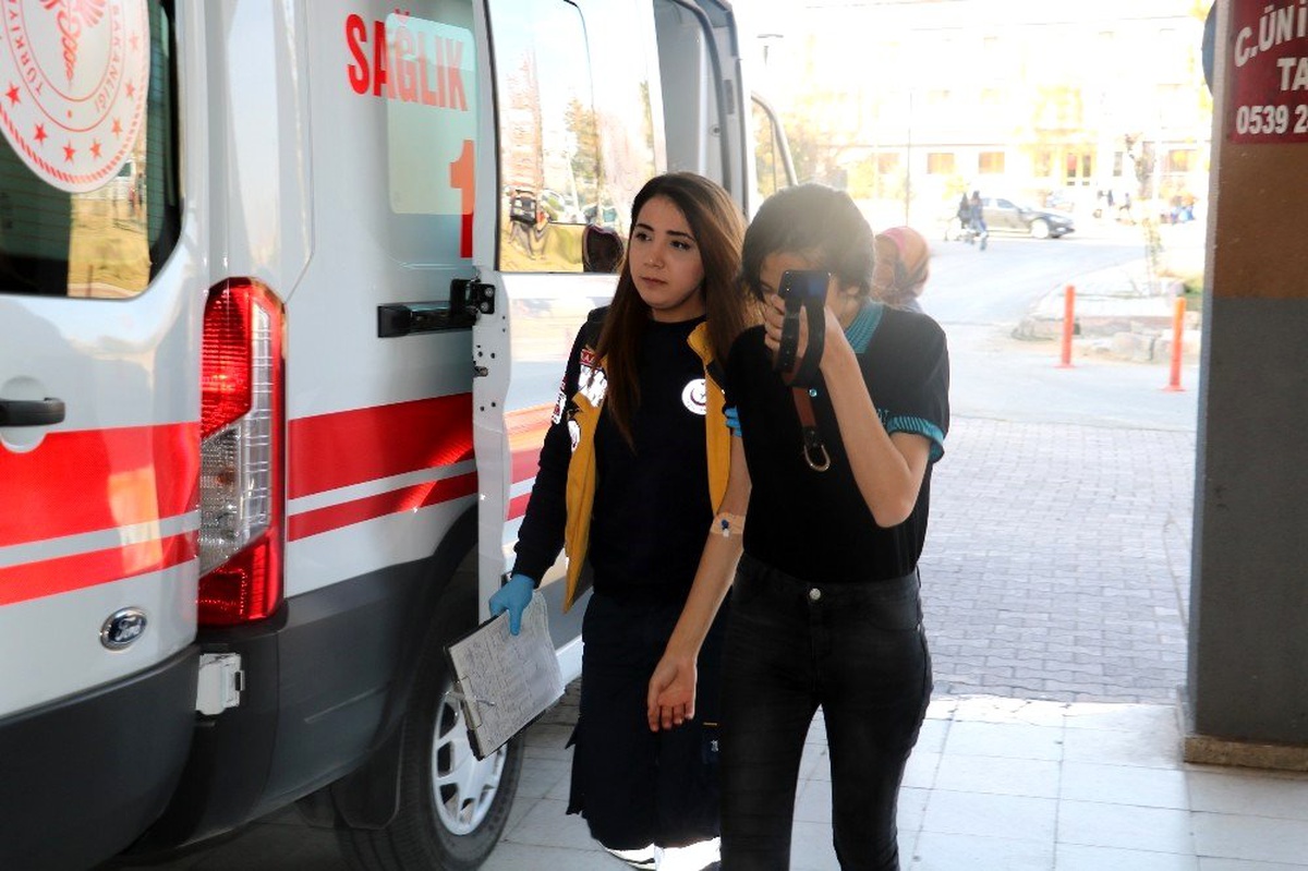 Sivas\'ta 4 öğrenci gıda zehirlenmesi şüphesiyle hastaneye kaldırıldı