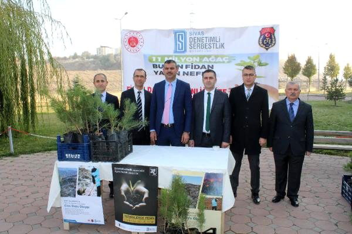 Sivas\'ta hükümlüler fidan dağıttı