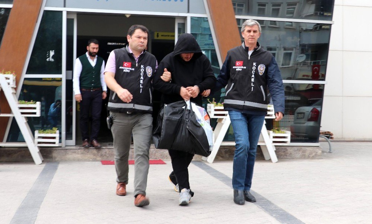 Sokaktan gelen seslere sinirlenince katil oldu