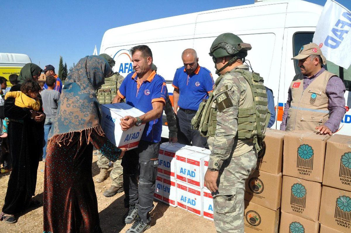 Tel Abyad\'a insani yardım devam ediyor
