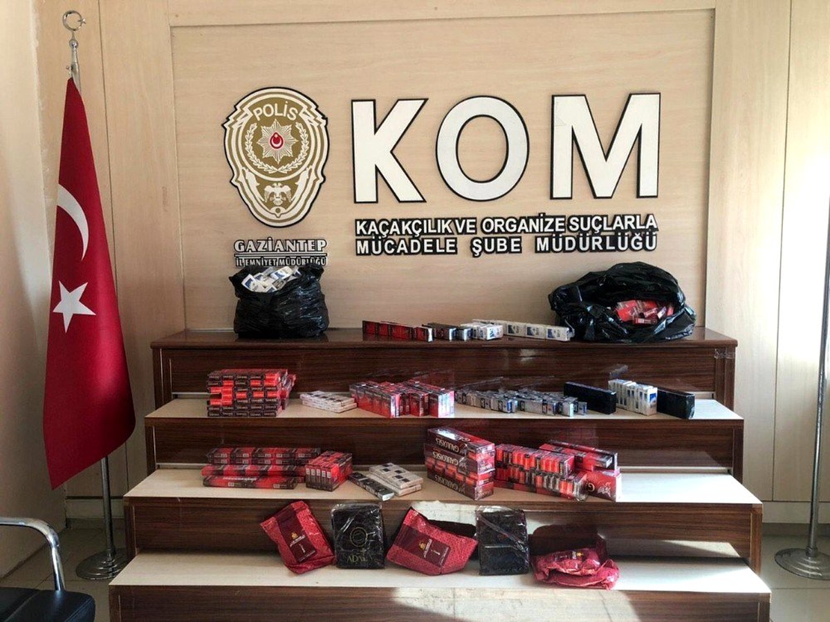 Tır garajında kaçak sigara ve nargile tütünü ele geçirildi