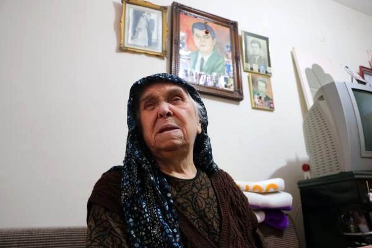 Torununun parasını çaldığı kadına komşuları bakıyor