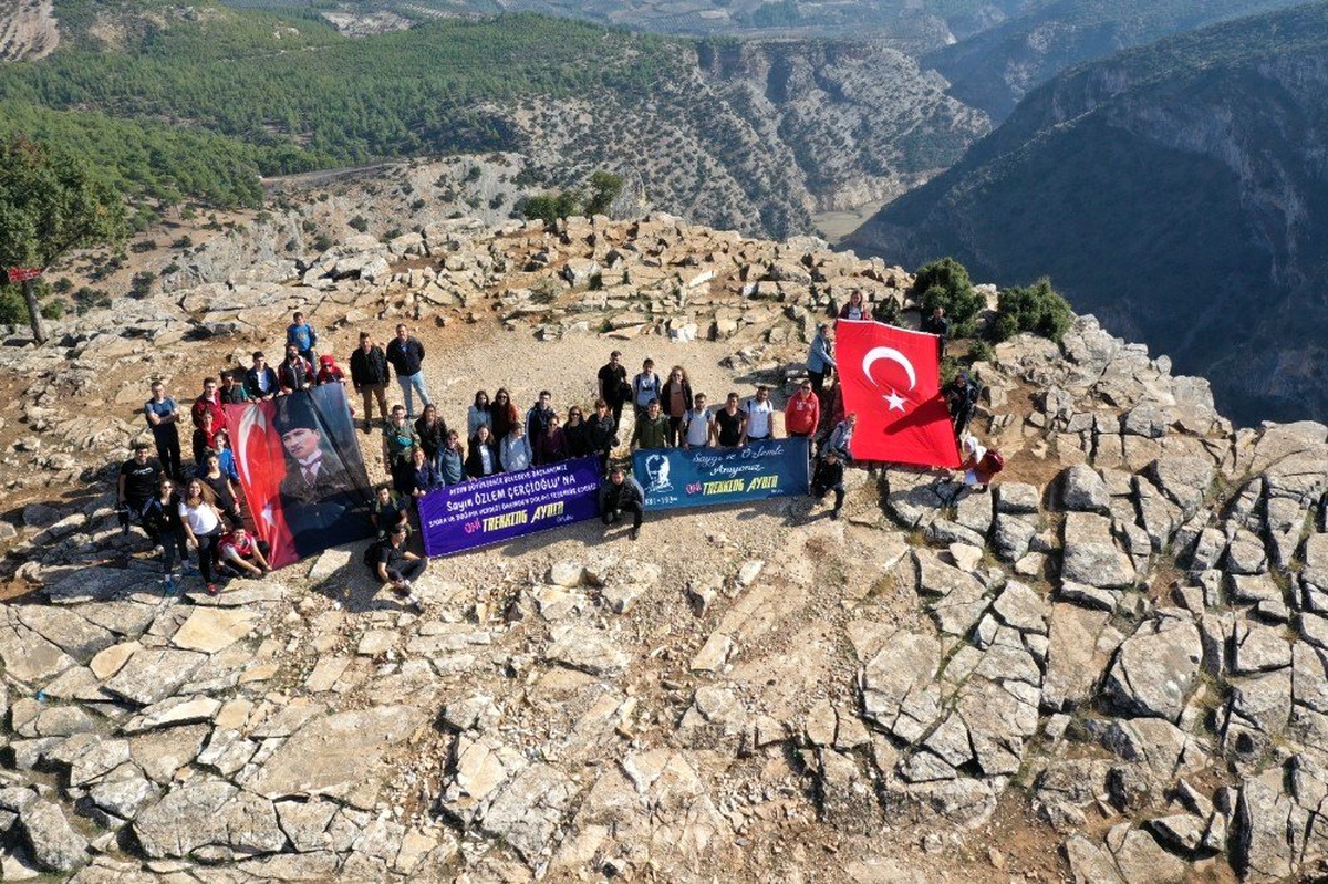 Üniversiteli gençler Atatürk için yürüdü
