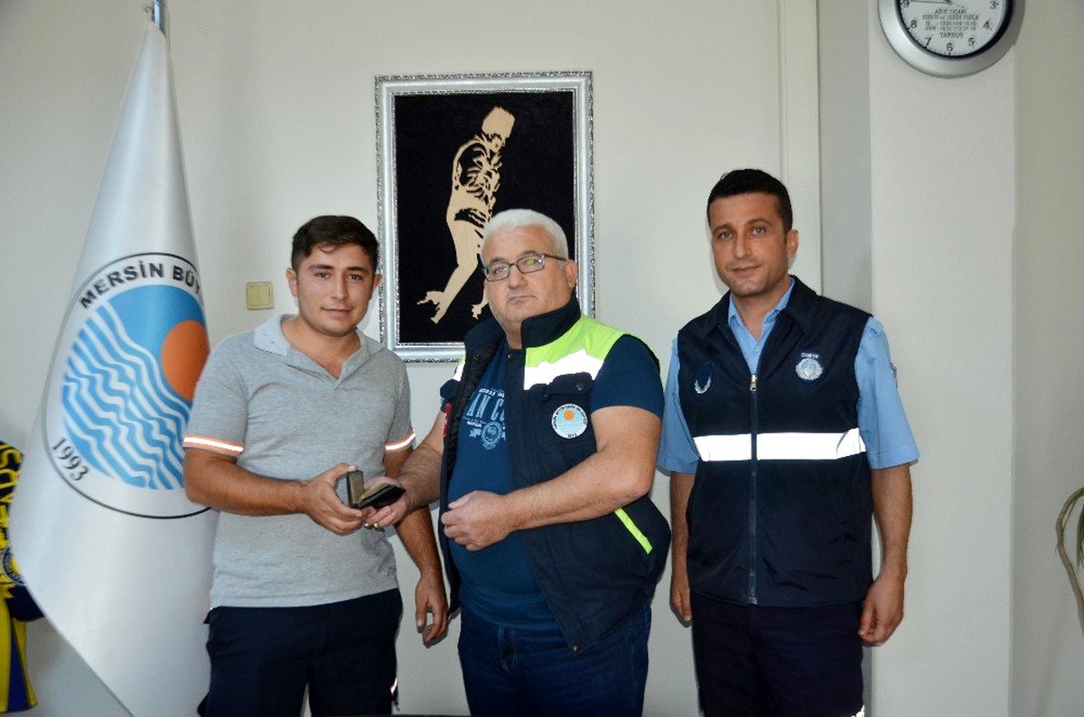 Vatandaşın düşürdüğü cüzdanı Büyükşehir personeli buldu