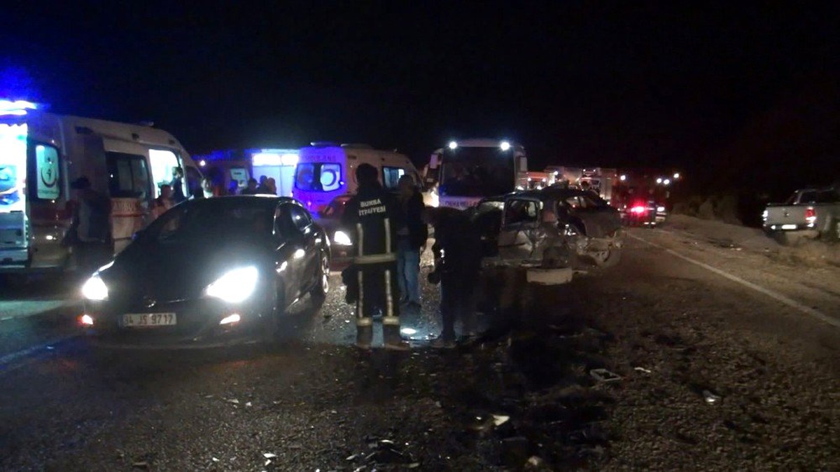 Yolcu minibüsü ile otomobilin kafa kafaya çarpıştığı kazada baba ve oğul hayatını kaybetti