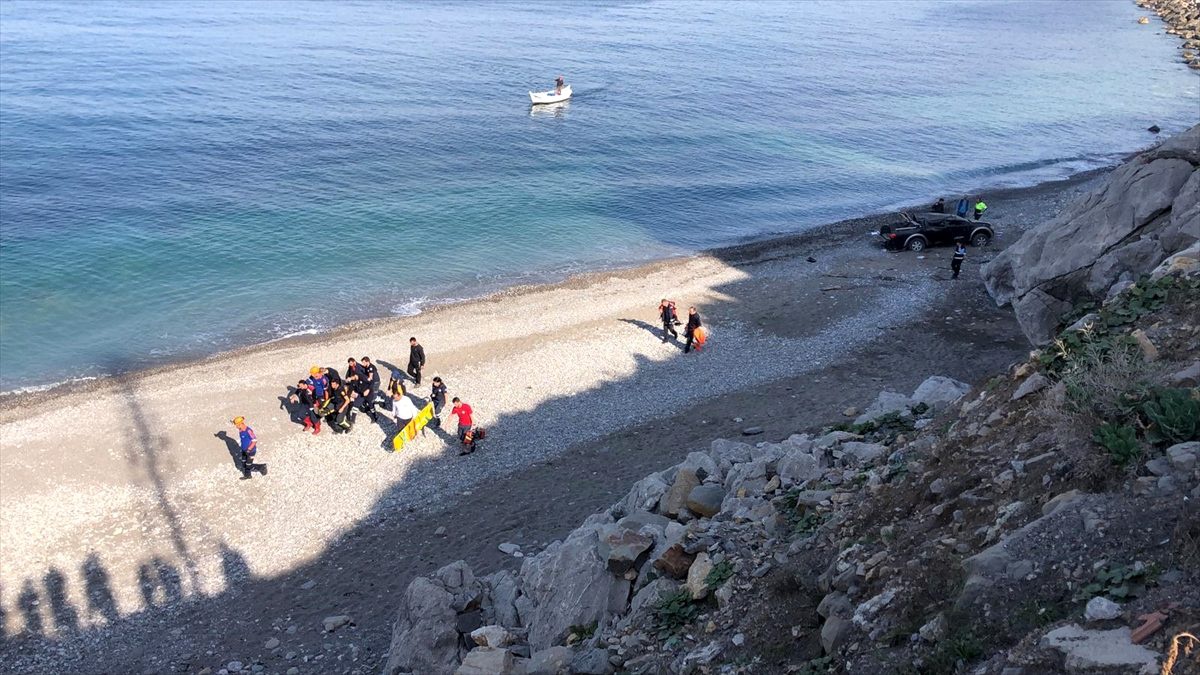 Zonguldak\'ta deniz kenarına düşen kamyonetin sürücüsü yaralandı