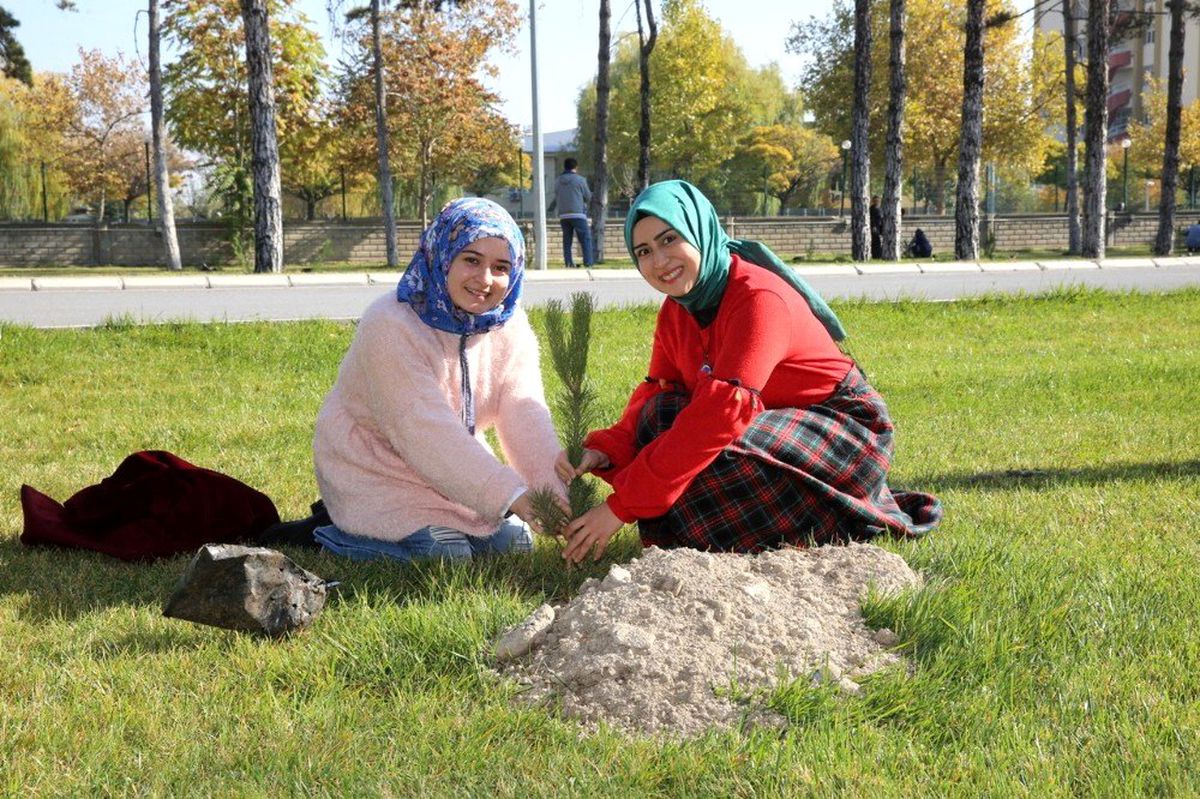 "11 Milyon Ağaç; Bugün Fidan, Yarın Nefes" Kampanyası\'nda AGÜ Sümer Kampüsü\'nde 350 fidan dikildi