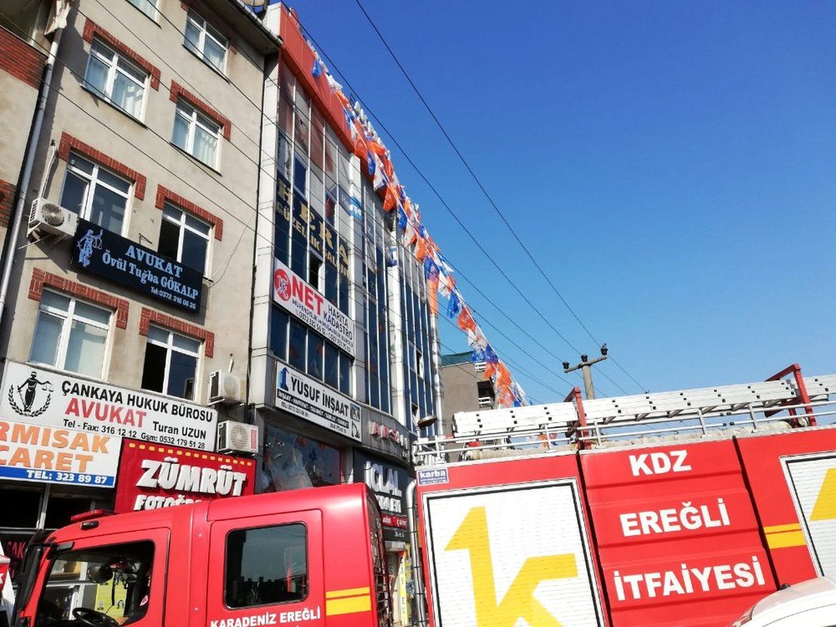 AK Parti Kdz. Ereğli İlçe binasında yangın paniği yaşandı