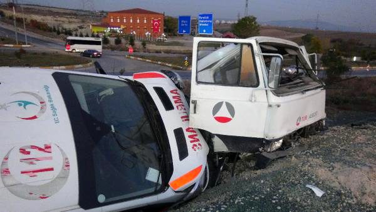 Ambulans taşıyan çekici hafriyat sahasına daldı: 1 yaralı