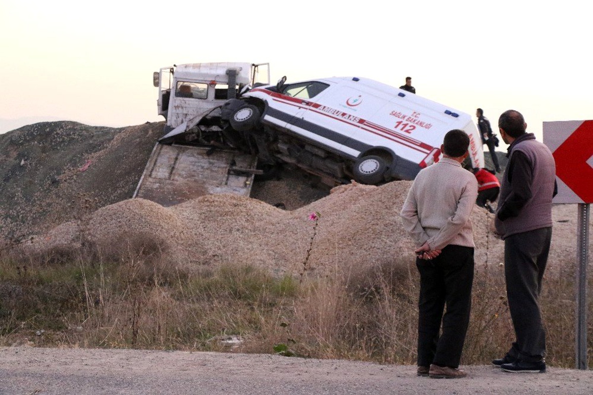 Ambulans taşıyan çekici yol kenarına uçtu: 1 yaralı