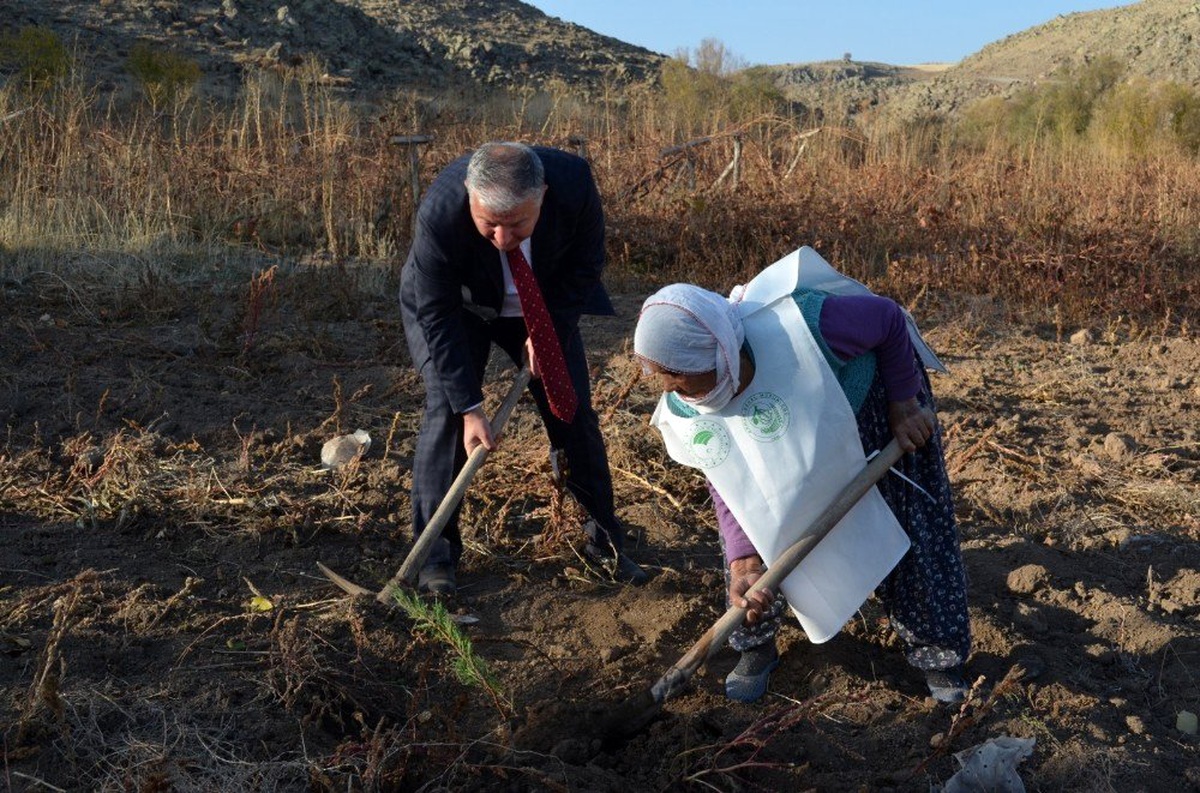 Asırlık nine \'Geleceğe Nefes Ol\' kampanyasına fidan dikerek destek verdi