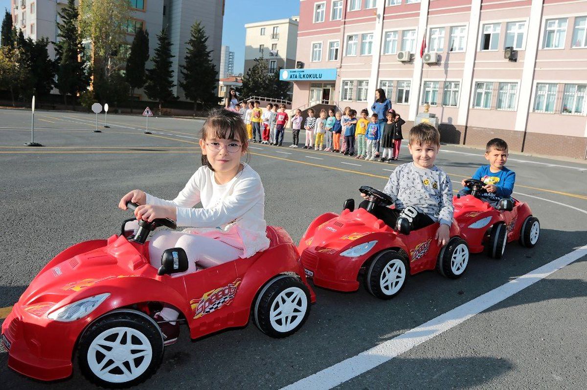 Ataşehir\'de minik sürücüler trafik eğitiminde