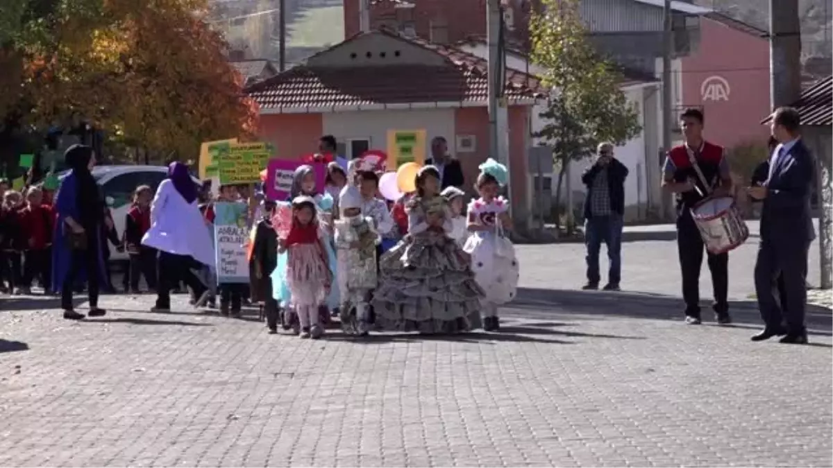 Atık malzemelerden hazırladıkları kostümlerle vatandaşları bilgilendirdiler