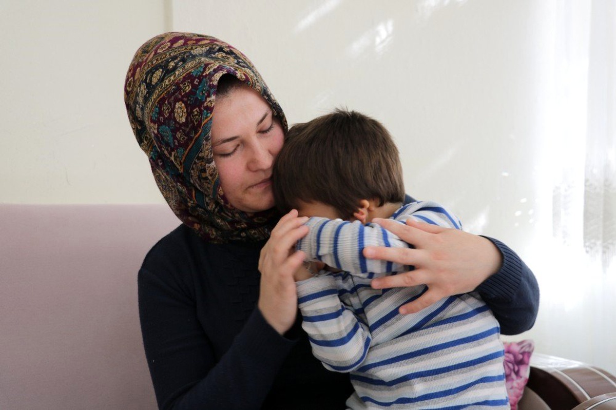 Aynaya bakınca kulaklarını kapatıyor