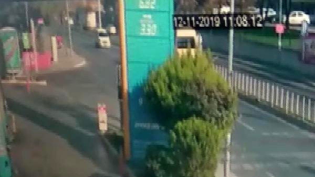 Bağcılar\'da minibüsle otomobilin çarpışması kamerada (1)